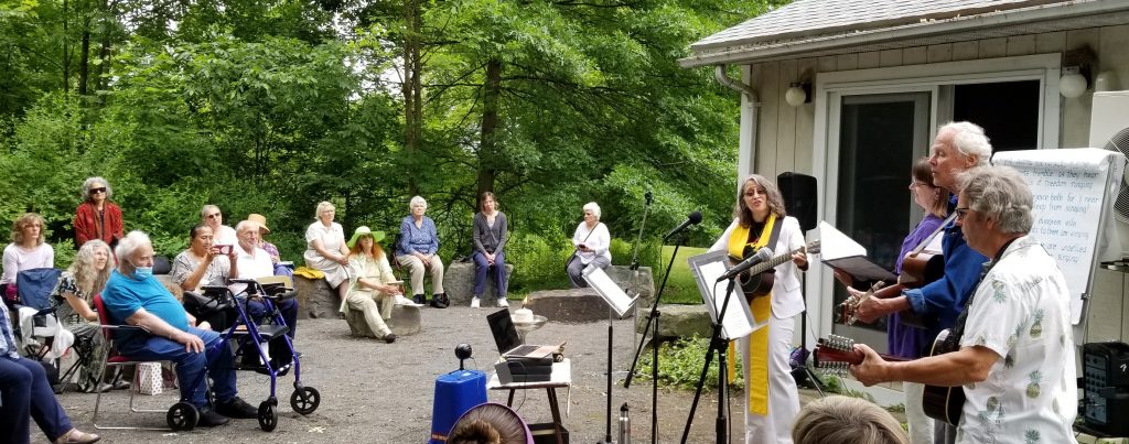 Rev L singing with members at UUCC